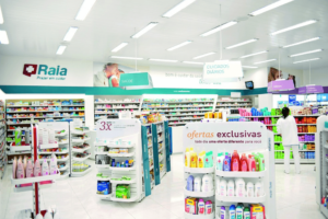 Interior de loja da Droga Raia