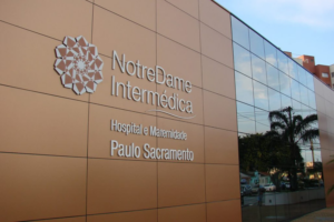 Fachada de prédio da NotreDame Intermédica, com foco no logo