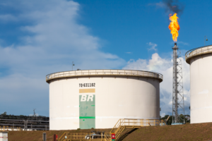 Foto de tanque da Petrobras, com logo