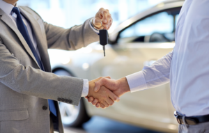 Mãos sendo apertadas após venda de carro