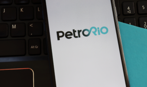 Celular com logo da PetroRio