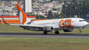 Foto de avião da Gol em pista de decolagem