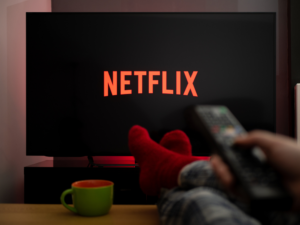 Pessoa assiste Netflix