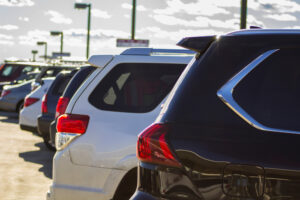 Foto de fila de carros em estacionamento