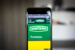 Celular com logo das Lojas Quero-Quero