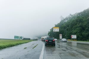 Rodovia com fluxo de carros