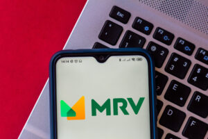 tela de celular com logotipo da empresa MRV