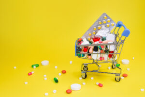 carrinho de supermercado cheio de remédios