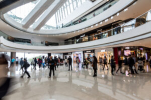 Foto de pessoas andando em corredor de shopping center