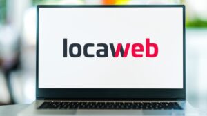 Computador com logo da locaweb