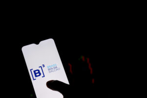Celular com logo da B3