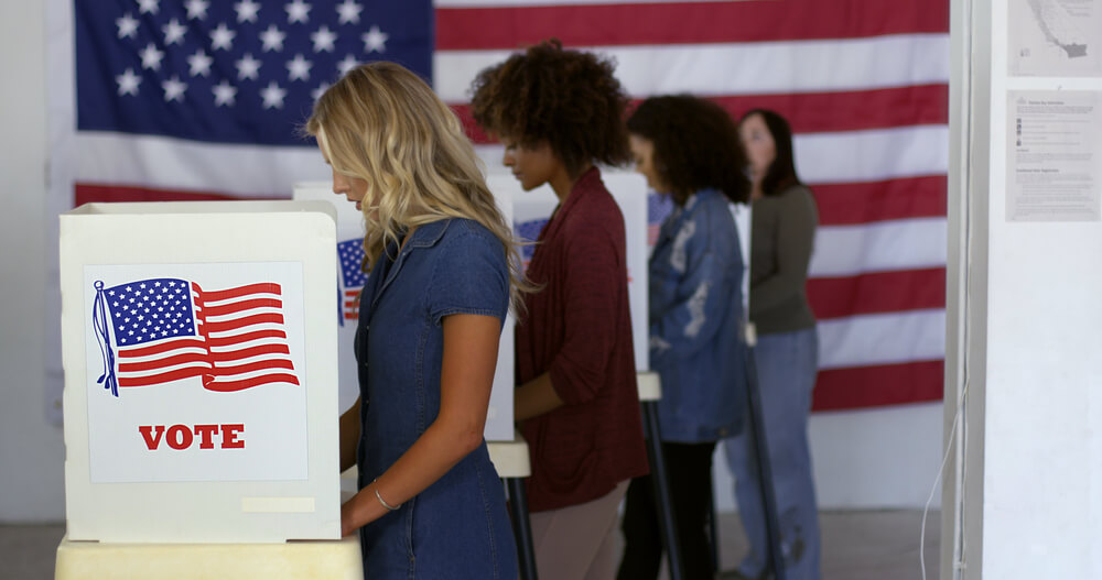 pessoas votam em urnas durante eleições dos EUA