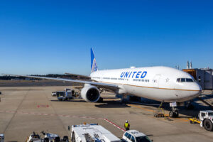 avião da United Continental em pista de aeroporto